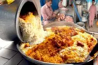ببینید| غذای سنتی در پاکستان؛ مهارت آشپز خیابانی در تهیه بریانی با مرغ در کراچی