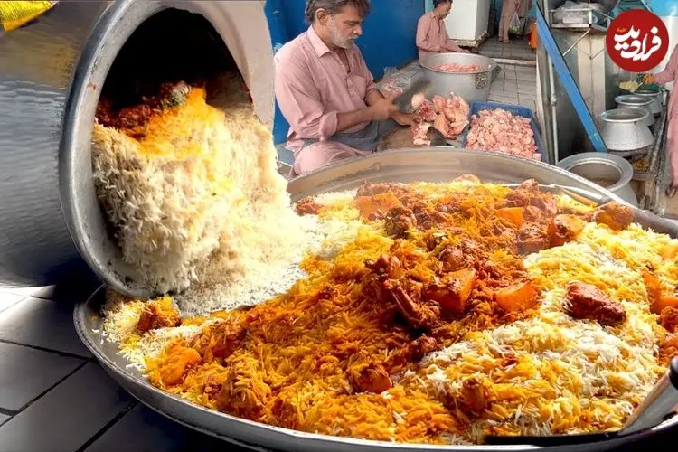 ببینید| غذای سنتی در پاکستان؛ مهارت آشپز خیابانی در تهیه بریانی با مرغ در کراچی