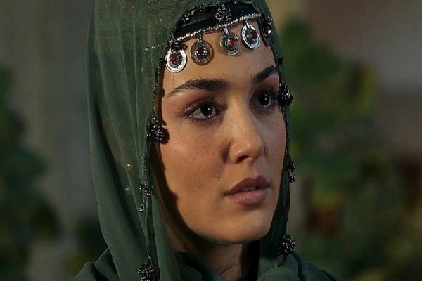 (ویدئو) رونمایی هانده ارچل، بازیگر ترکیه ای مست عشق از تیپ و استایل جدیدش