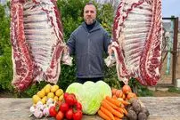 (ویدئو) پخت یک غذای اوکراینی با گوشت، پیاز و هویج توسط آشپز مشهور روستایی