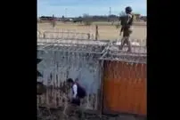 ( ویدئو) فیلمی عجیب از تلاش مهاجران مکزیکی برای ورود مخفیانه به آمریکا درست زیر پای مامور مرزبانی 