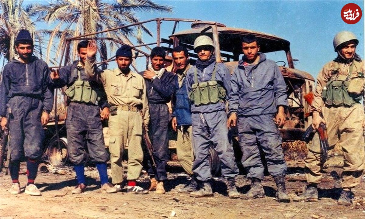 عکس؛ سفر در زمان؛ رزمنده جوان ایرانی در حال مراقبت از هزاران اسیر عراقی عملیات کربلای 5؛ سال 1365