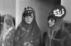 عکس| سفر زمان؛ دختران ایرانی با لباس سنتی در مراسم استقبال از ملکه هلند؛ سال 42