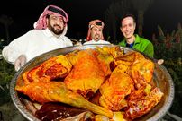 ببینید؛ غذای روستایی در قطر؛ پخت بره کامل در تنور زیر زمینی