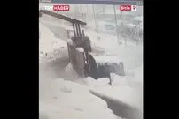 ببینید| برخورد اتوبوس به یک ایست بازرسی پلیس در بتلیس