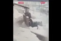 ببینید| برخورد اتوبوس به یک ایست بازرسی پلیس در بتلیس