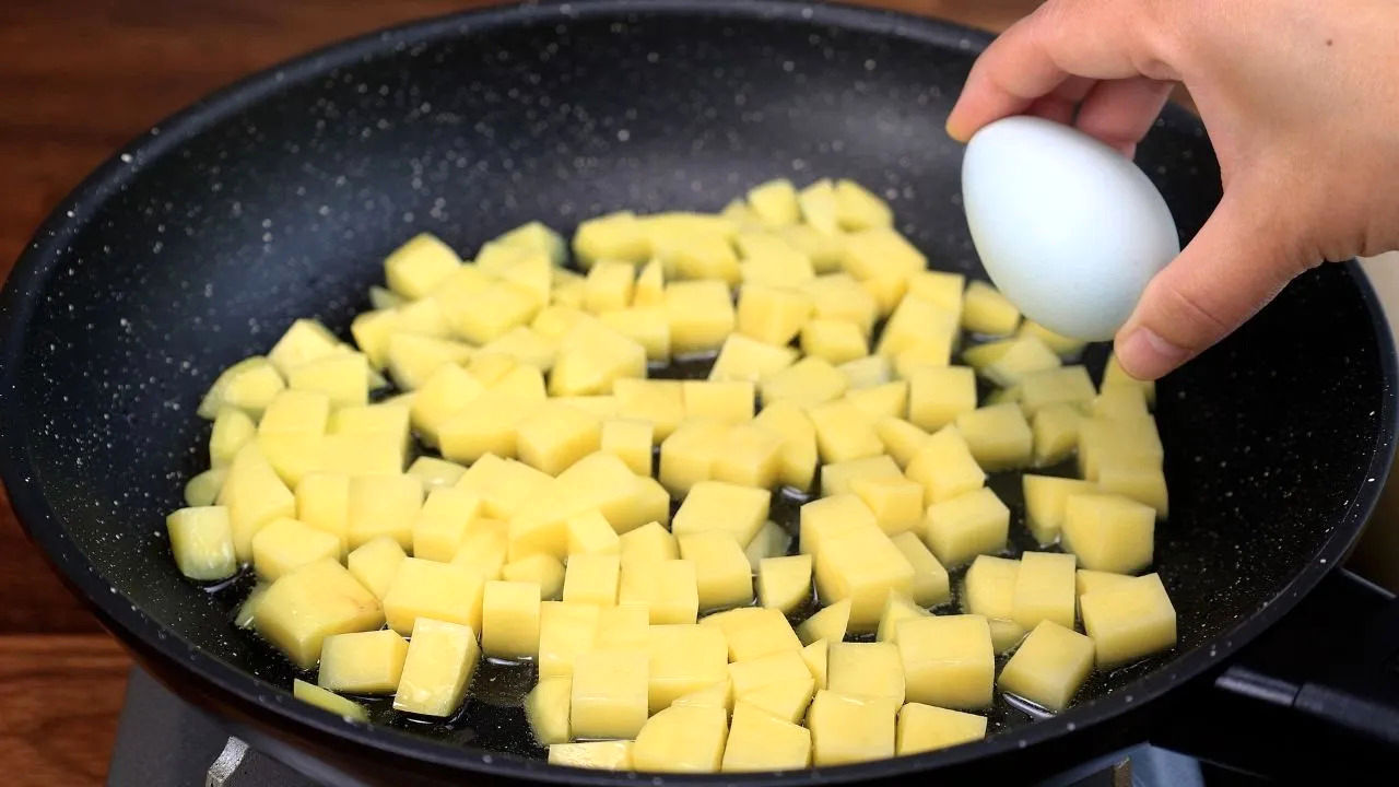 (ویدئو) نحوه پخت یک صبحانه کانادایی خوشمزه با سیب زمینی و تخم مرغ 