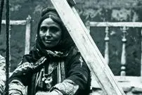 عکس| سفر به ایران قدیم؛ زنان ارمنی در حال «کره گرفتن»؛ 120 سال قبل