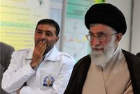 عکس؛ سفر به تاریخ؛ «پدر صنعت موشکی ایران» و همرزمانش در حال عبور از یک کانال در جبهه