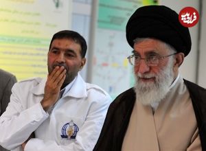 عکس؛ سفر به تاریخ؛ «پدر صنعت موشکی ایران» و همرزمانش در حال عبور از یک کانال در جبهه