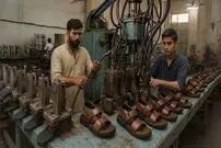 ببینید؛ فرآیند تولید انبوه صندل‌های چرمی مردانه در کارخانه ای در پاکستان
