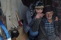 (تصاویر) پیرمرد هورامانی ۵۰ سال است که شانه چوبی می‌سازد