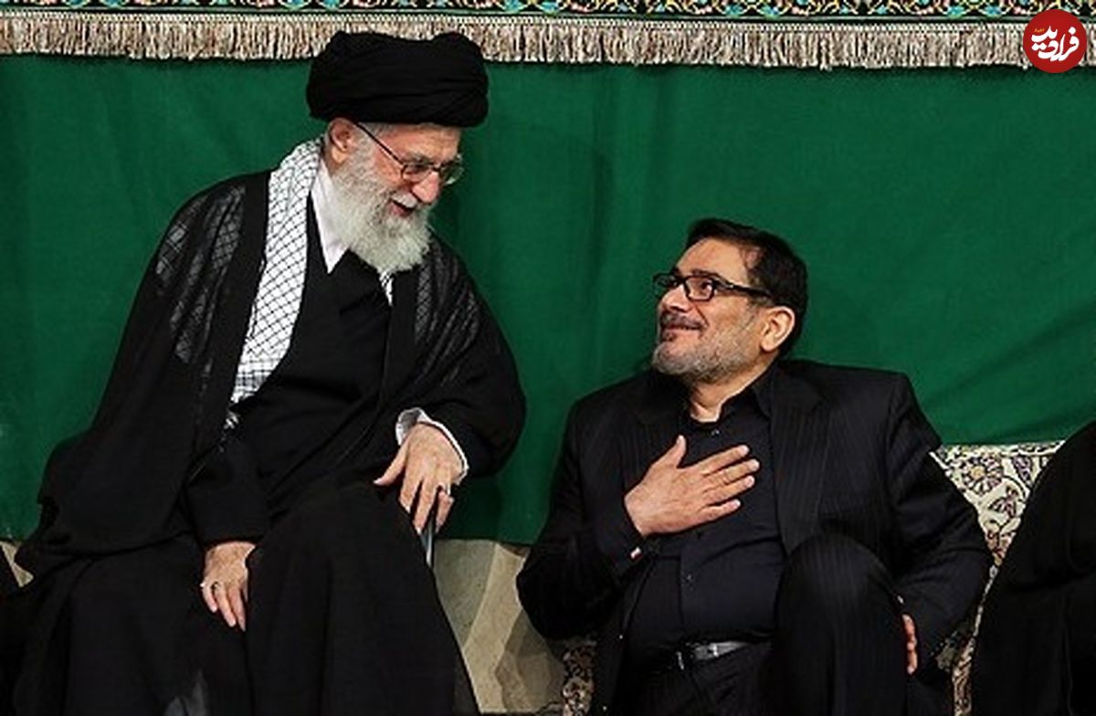 عکس؛ سفر به تاریخ؛ «رهبر انقلاب و دریادار شمخانی» در کمیتۀ بازسازی خرمشهر؛ سال 1368