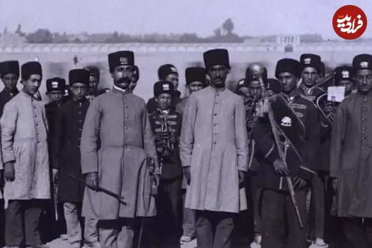 عکس| سفر زمان؛ تصویری از «گروه موسیقی نظامی» در یک میدان در دوران ناصرالدین شاه