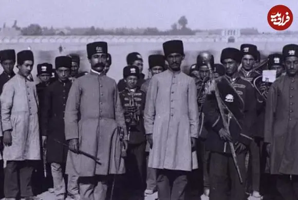 عکس| سفر زمان؛ تصویری از «گروه موسیقی نظامی» در یک میدان در دوران ناصرالدین شاه