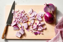 چگونه «بدون اشک ریختن» پیاز خرد کنیم؟