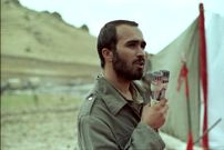 عکس؛ سفر به تاریخ؛ لحظۀ وداع رزمندگان لشکر امام حسین (ع) با پیکر «شهید خرازی»؛ سال 65