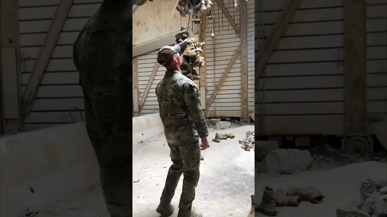 (ویدئو) سربازان آمریکایی پس از اتمام سربازی پوتین‌شان را اینجا آویزان می کنند