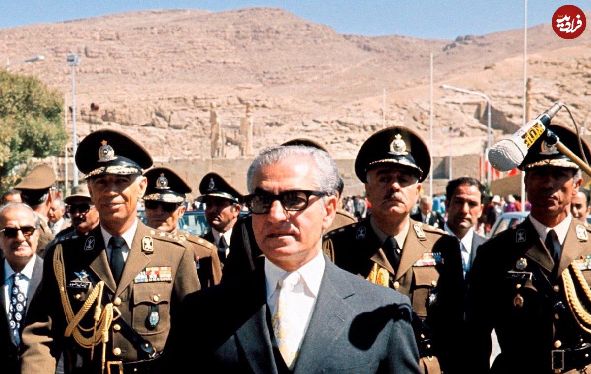 عکس؛ سفر در زمان؛ «محمدرضا پهلوی در حال قدم زدن در فرانسه»؛ سال 1353