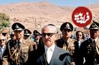 عکس؛ سفر در زمان؛ «محمدرضا پهلوی در حال قدم زدن در فرانسه»؛ سال 1353