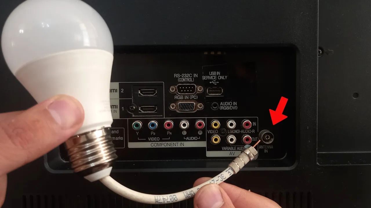 (ویدئو) اگر لامپ را با سیم به خروجی آنتن تلویزیون وصل کنید، چه اتفاقی می افتد؟