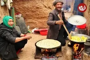 ببینید| غذای روستایی در افغانستان؛ پخت نان سنتی و خوراک گوشت و سیب زمینی در غار