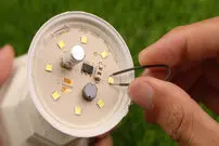 (ویدئو) چطور لامپ‌های LED سوخته را با هزینه کم تعمیر کنیم؟