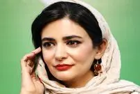 عکس| سفر زمان؛ «لیندا کیانی» با کت و کراوات روی صحنه تئاتر