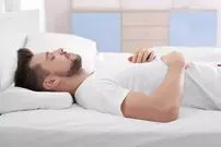 نحوه صحیح خوابیدن برای معده؛ خصوصیات تشک و بالش مناسب را بشناسید!