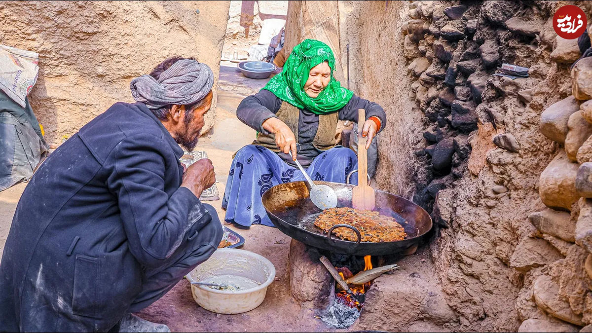 (ویدئو) نحوه پخت یک غذای محلی با بادمجان و سبزیجات به سبک زوج غارنشین افغان