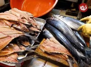 ببینید| غذای خیابانی در کره؛ کباب کردن انواع ماهی روی آتش در سئول