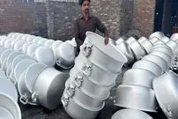 ببینید| مراحل بازیافت ضایعات آلومینیومی و تبدیل آنها به قابلمه در پاکستان