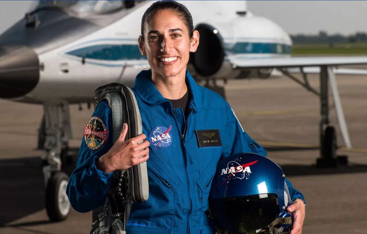 ( عکس) خداحافظی یاسمین مقبلی فضانورد ایرانی-آمریکایی با دخترش پیش از سفر به فضا