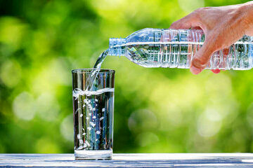 روزانه چقدر باید آب بخوریم؟ / مهمترین نشانه های کم آبی در بدن