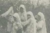 عکس| سفر زمان؛ دخترها در حال برپا کردن داربست در حیاط؛ 90 سال قبل