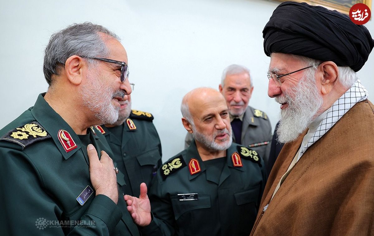 عکس؛ سفر به تاریخ؛ «سرلشکر شادمانی، فرماندۀ قرارگاه خاتم» در کنار «احمد کاظمی»؛ دهۀ 70