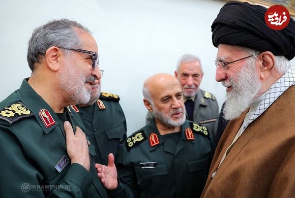 عکس؛ سفر به تاریخ؛ «سرلشکر شادمانی، فرماندۀ قرارگاه خاتم» در کنار «احمد کاظمی»؛ دهۀ 70