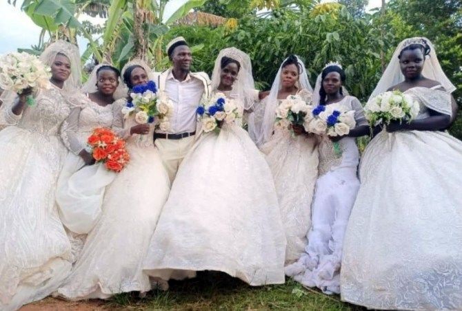 (عکس) جشن ازدواج همزمان یک مرد اوگاندایی با ۷ زن!