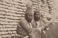 عکس| سفر زمان؛ استراحت مردان روستایی در کنار دیوار در دوران نصرالدین شاه