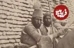 عکس| سفر زمان؛ استراحت مردان روستایی در کنار دیوار در دوران نصرالدین شاه