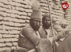 عکس| سفر زمان؛ استراحت مردان روستایی در کنار دیوار در دوران نصرالدین شاه