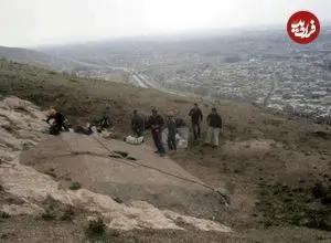 عکس| سفر به ایران قدیم؛ منظرۀ «شیراز و باغ دلگشا» از «چاه قلعه بندر» در دوران قاجار