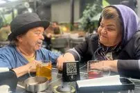 عکس؛ جشن تولد ساده بازیگر کوتاه قامت ایران در کنار خانواده‌اش