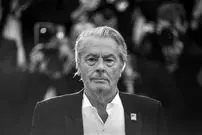 عکس| سفر در زمان؛ «آلن دلون» در کنار ماشین اش در جنگل ونسن؛ سال 1337