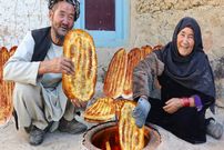 ببینید؛ غذای روستایی در افغانستان؛ پخت نان سنتی در تنور و سیب زمینی سرخ کرده توسط زوج سالخورده