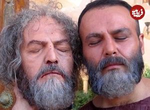 عکس؛ سفر به تاریخ؛ بازدید «احمدی نژاد» از «سر بریدۀ مختار» در پشت‌صحنه مختارنامه؛ سال 87
