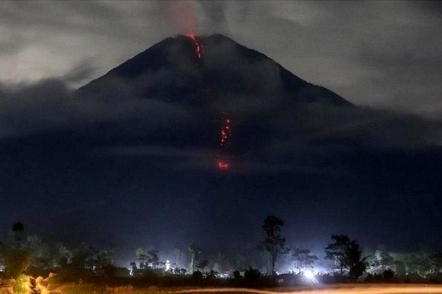 (ویدئو) لحظه فوران آتشفشان در اندونزی