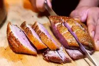 ببینید| غذای خیابانی در آمریکا؛ اردک سرخ شده با سس شکلات و فلفل در نیویورک