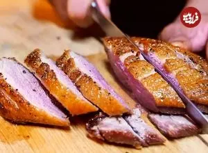 ببینید| غذای خیابانی در آمریکا؛ اردک سرخ شده با سس شکلات و فلفل در نیویورک