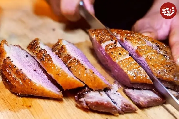 ببینید| غذای خیابانی در آمریکا؛ اردک سرخ شده با سس شکلات و فلفل در نیویورک